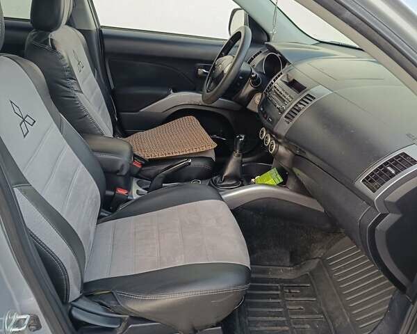 Серый Мицубиси Аутлендер ХЛ, объемом двигателя 2.36 л и пробегом 260 тыс. км за 8800 $, фото 6 на Automoto.ua