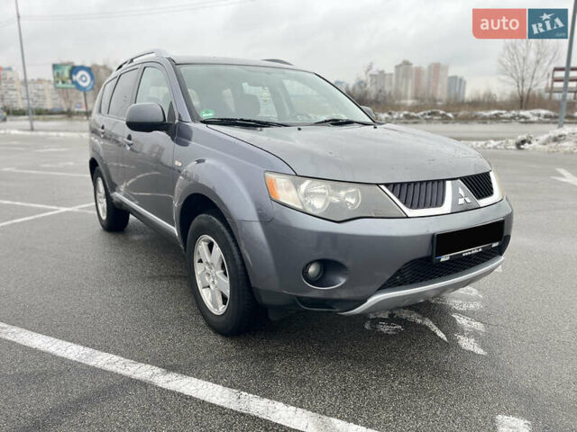 Серый Мицубиси Аутлендер ХЛ, объемом двигателя 2 л и пробегом 235 тыс. км за 4800 $, фото 1 на Automoto.ua