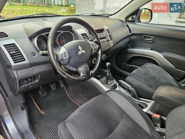 Серый Мицубиси Аутлендер ХЛ, объемом двигателя 2 л и пробегом 450 тыс. км за 4600 $, фото 10 на Automoto.ua