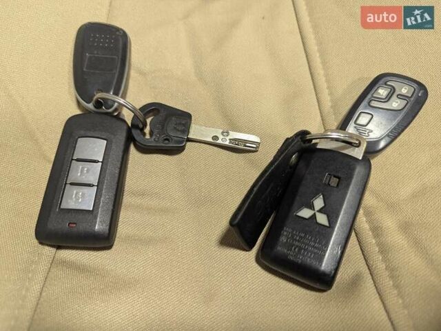 Серый Мицубиси Аутлендер ХЛ, объемом двигателя 3 л и пробегом 216 тыс. км за 10200 $, фото 24 на Automoto.ua