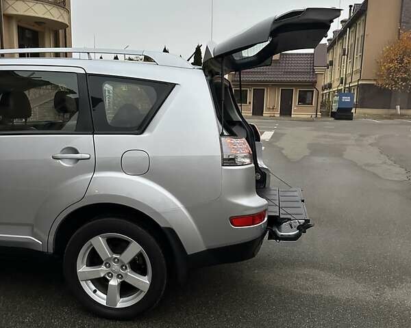 Серый Мицубиси Аутлендер ХЛ, объемом двигателя 3 л и пробегом 129 тыс. км за 10450 $, фото 47 на Automoto.ua