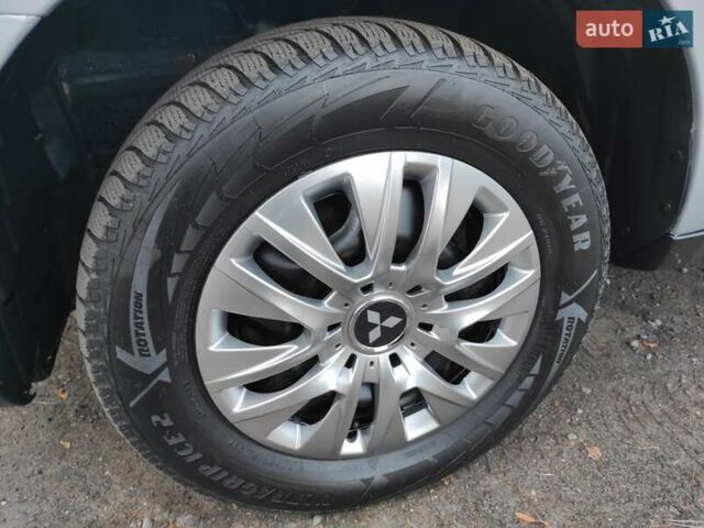 Сірий Міцубісі Аутлендер ХЛ, об'ємом двигуна 2.4 л та пробігом 307 тис. км за 8399 $, фото 11 на Automoto.ua