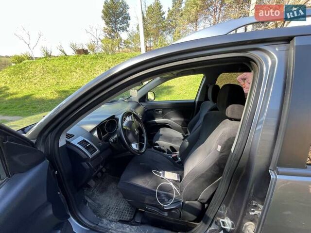 Серый Мицубиси Аутлендер ХЛ, объемом двигателя 2 л и пробегом 247 тыс. км за 5000 $, фото 2 на Automoto.ua