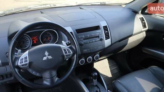 Сірий Міцубісі Аутлендер ХЛ, об'ємом двигуна 2.99 л та пробігом 192 тис. км за 9800 $, фото 30 на Automoto.ua