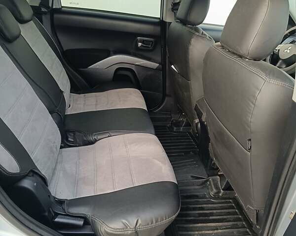 Серый Мицубиси Аутлендер ХЛ, объемом двигателя 2.36 л и пробегом 260 тыс. км за 8800 $, фото 1 на Automoto.ua