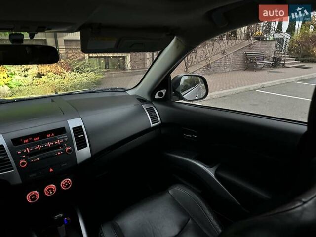 Серый Мицубиси Аутлендер ХЛ, объемом двигателя 3 л и пробегом 129 тыс. км за 10450 $, фото 36 на Automoto.ua