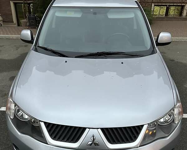 Серый Мицубиси Аутлендер ХЛ, объемом двигателя 3 л и пробегом 129 тыс. км за 10450 $, фото 4 на Automoto.ua