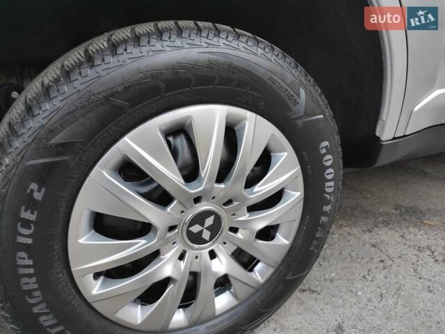 Сірий Міцубісі Аутлендер ХЛ, об'ємом двигуна 2.4 л та пробігом 307 тис. км за 8399 $, фото 20 на Automoto.ua