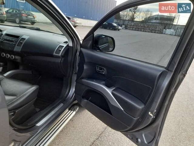 Серый Мицубиси Аутлендер ХЛ, объемом двигателя 3 л и пробегом 183 тыс. км за 10300 $, фото 9 на Automoto.ua