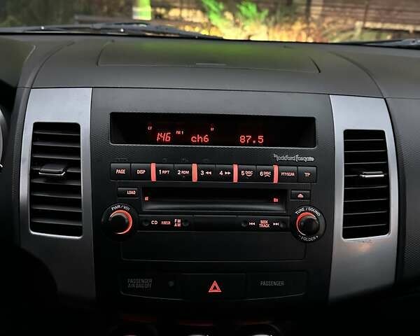 Серый Мицубиси Аутлендер ХЛ, объемом двигателя 3 л и пробегом 129 тыс. км за 10450 $, фото 44 на Automoto.ua