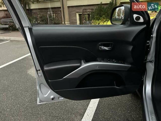 Серый Мицубиси Аутлендер ХЛ, объемом двигателя 3 л и пробегом 129 тыс. км за 10450 $, фото 42 на Automoto.ua