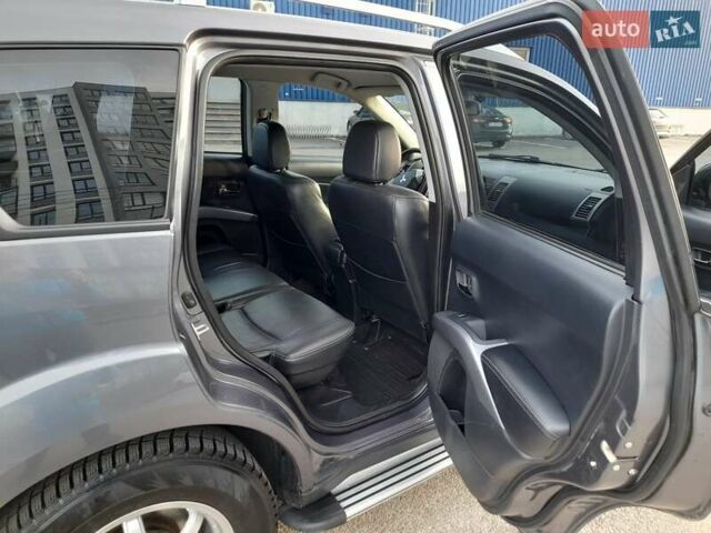 Серый Мицубиси Аутлендер ХЛ, объемом двигателя 3 л и пробегом 183 тыс. км за 10300 $, фото 10 на Automoto.ua