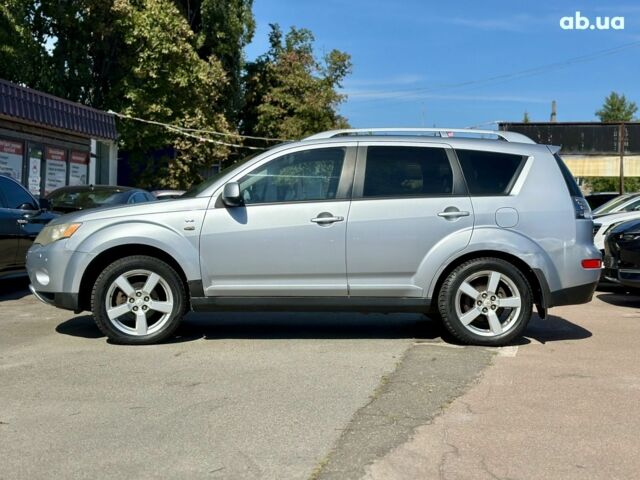 Серый Мицубиси Аутлендер ХЛ, объемом двигателя 3 л и пробегом 201 тыс. км за 8300 $, фото 1 на Automoto.ua