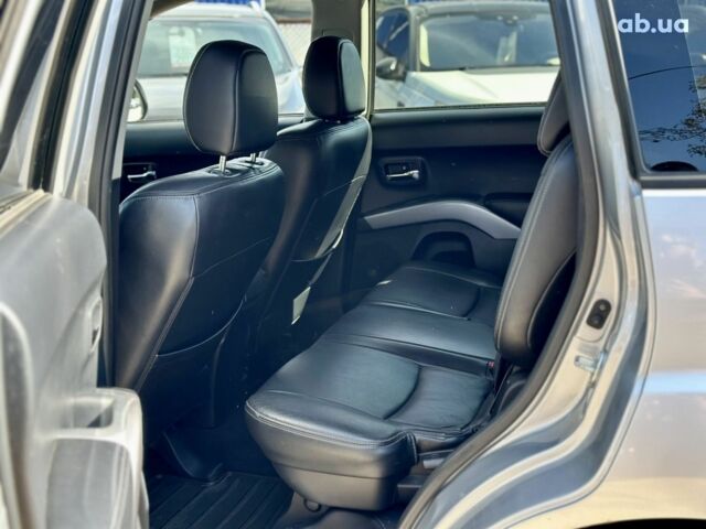 Серый Мицубиси Аутлендер ХЛ, объемом двигателя 3 л и пробегом 201 тыс. км за 8300 $, фото 15 на Automoto.ua