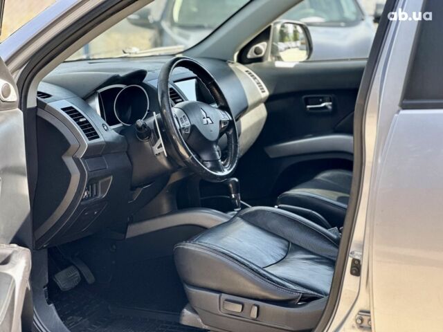 Серый Мицубиси Аутлендер ХЛ, объемом двигателя 3 л и пробегом 201 тыс. км за 8300 $, фото 7 на Automoto.ua