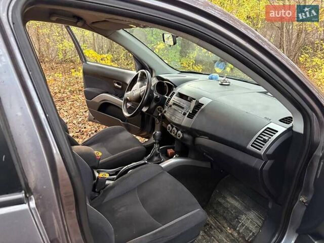 Серый Мицубиси Аутлендер ХЛ, объемом двигателя 2 л и пробегом 260 тыс. км за 8700 $, фото 8 на Automoto.ua