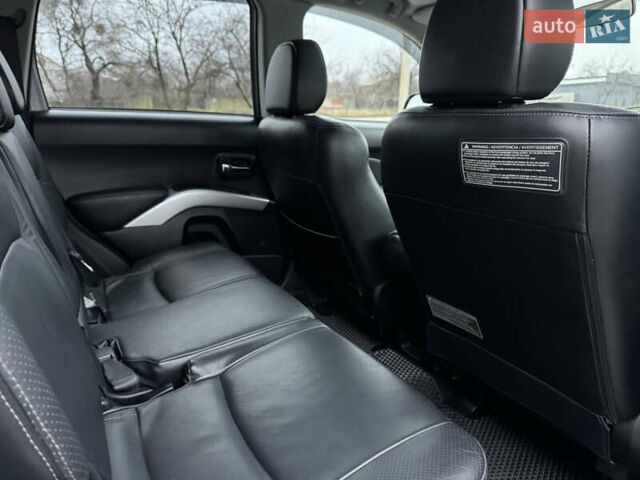 Серый Мицубиси Аутлендер ХЛ, объемом двигателя 3 л и пробегом 195 тыс. км за 10300 $, фото 20 на Automoto.ua