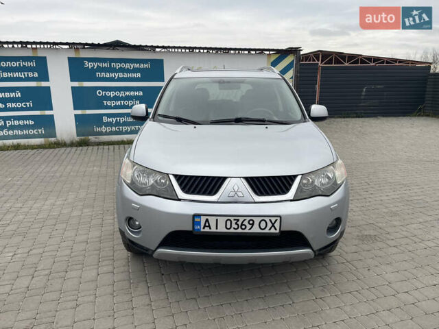 Серый Мицубиси Аутлендер ХЛ, объемом двигателя 2.36 л и пробегом 184 тыс. км за 8500 $, фото 1 на Automoto.ua