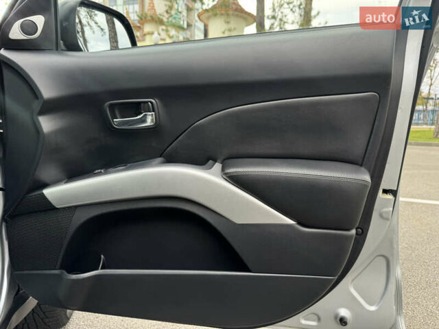 Сірий Міцубісі Аутлендер ХЛ, об'ємом двигуна 3 л та пробігом 195 тис. км за 10300 $, фото 24 на Automoto.ua