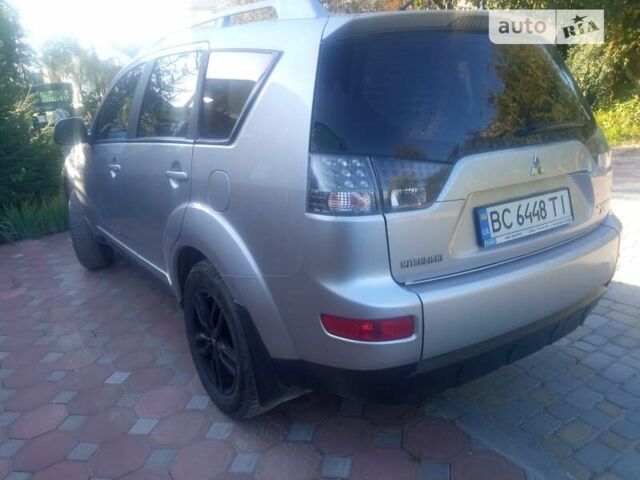 Серый Мицубиси Аутлендер ХЛ, объемом двигателя 2.36 л и пробегом 248 тыс. км за 7100 $, фото 1 на Automoto.ua