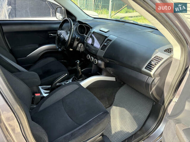 Міцубісі Аутлендер ХЛ 2008 у Києві на Automoto.ua Сірий Міцубісі Аутлендер ХЛ, об'ємом двигуна 2.36 л та пробігом 215 тис. км за 9000 $, фото 15 на Automoto.ua