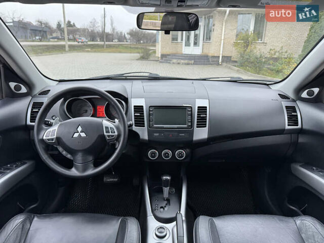 Серый Мицубиси Аутлендер ХЛ, объемом двигателя 3 л и пробегом 195 тыс. км за 10300 $, фото 12 на Automoto.ua