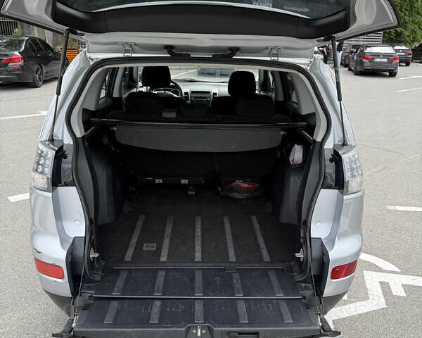 Серый Мицубиси Аутлендер ХЛ, объемом двигателя 2.36 л и пробегом 208 тыс. км за 7800 $, фото 7 на Automoto.ua