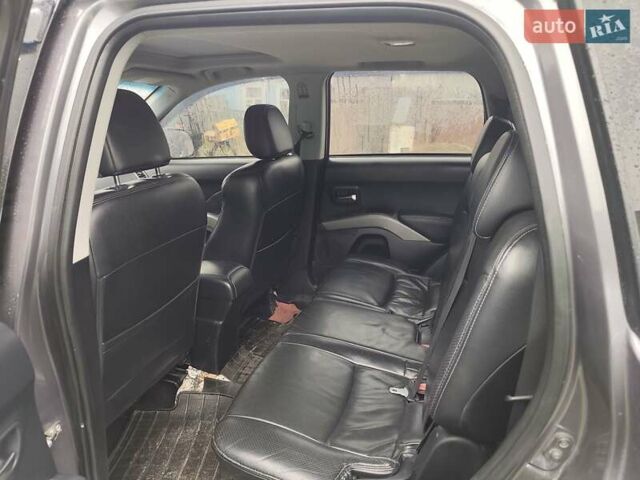 Серый Мицубиси Аутлендер ХЛ, объемом двигателя 2.98 л и пробегом 290 тыс. км за 7000 $, фото 2 на Automoto.ua