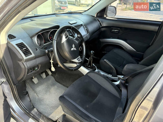 Міцубісі Аутлендер ХЛ 2008 у Києві на Automoto.ua Сірий Міцубісі Аутлендер ХЛ, об'ємом двигуна 2.36 л та пробігом 215 тис. км за 9000 $, фото 5 на Automoto.ua