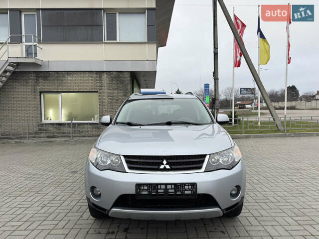 Серый Мицубиси Аутлендер ХЛ, объемом двигателя 3 л и пробегом 195 тыс. км за 10300 $, фото 1 на Automoto.ua