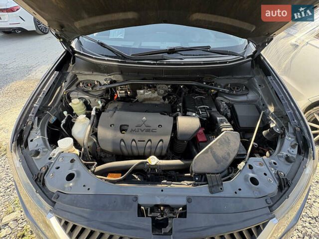 Міцубісі Аутлендер ХЛ 2008 у Києві на Automoto.ua Сірий Міцубісі Аутлендер ХЛ, об'ємом двигуна 2.36 л та пробігом 215 тис. км за 9000 $, фото 14 на Automoto.ua