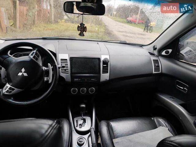 Серый Мицубиси Аутлендер ХЛ, объемом двигателя 2.98 л и пробегом 290 тыс. км за 7000 $, фото 4 на Automoto.ua