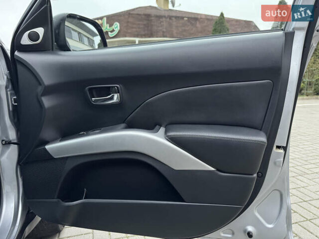 Серый Мицубиси Аутлендер ХЛ, объемом двигателя 3 л и пробегом 195 тыс. км за 10300 $, фото 21 на Automoto.ua