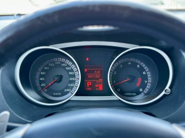 Серый Мицубиси Аутлендер ХЛ, объемом двигателя 3 л и пробегом 201 тыс. км за 8300 $, фото 11 на Automoto.ua