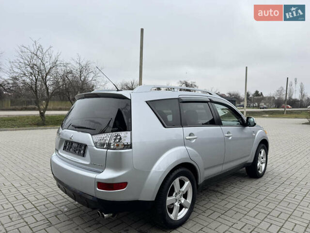 Серый Мицубиси Аутлендер ХЛ, объемом двигателя 3 л и пробегом 195 тыс. км за 10300 $, фото 6 на Automoto.ua