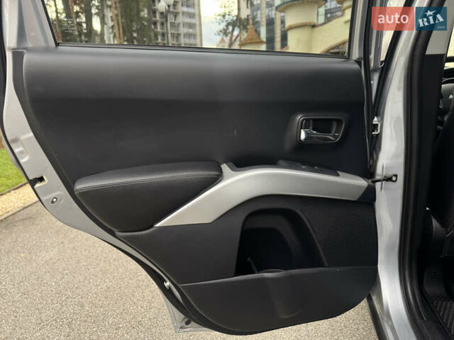 Сірий Міцубісі Аутлендер ХЛ, об'ємом двигуна 3 л та пробігом 195 тис. км за 10300 $, фото 18 на Automoto.ua