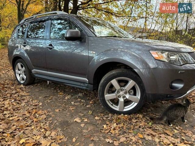Серый Мицубиси Аутлендер ХЛ, объемом двигателя 2 л и пробегом 260 тыс. км за 8700 $, фото 2 на Automoto.ua