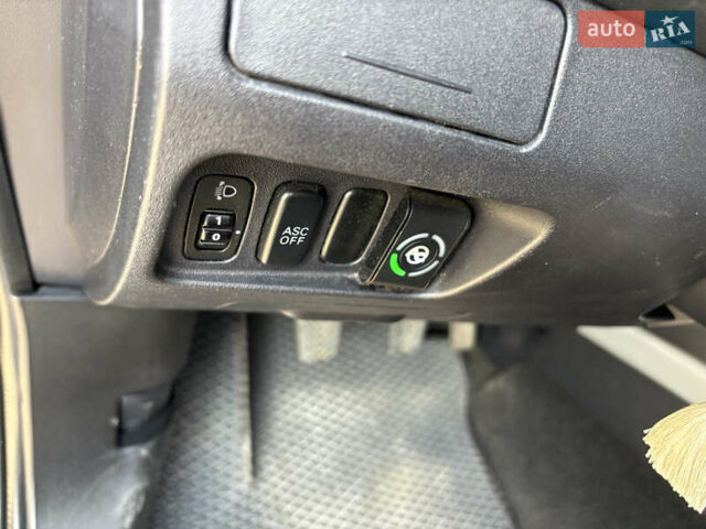 Міцубісі Аутлендер ХЛ 2008 у Києві на Automoto.ua Сірий Міцубісі Аутлендер ХЛ, об'ємом двигуна 2.36 л та пробігом 215 тис. км за 9000 $, фото 9 на Automoto.ua