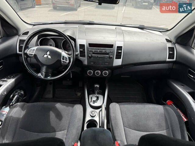 Серый Мицубиси Аутлендер ХЛ, объемом двигателя 2.36 л и пробегом 208 тыс. км за 7800 $, фото 6 на Automoto.ua