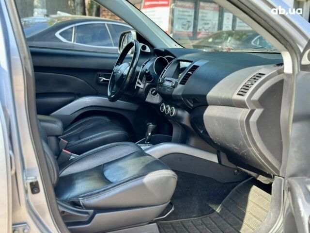 Серый Мицубиси Аутлендер ХЛ, объемом двигателя 3 л и пробегом 201 тыс. км за 8300 $, фото 17 на Automoto.ua