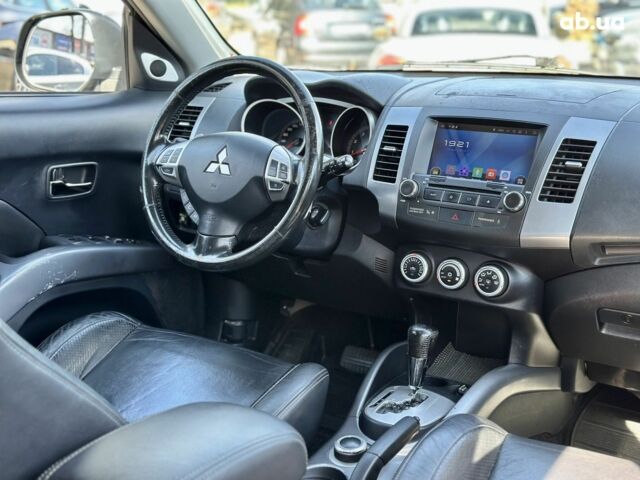 Серый Мицубиси Аутлендер ХЛ, объемом двигателя 3 л и пробегом 201 тыс. км за 8300 $, фото 14 на Automoto.ua