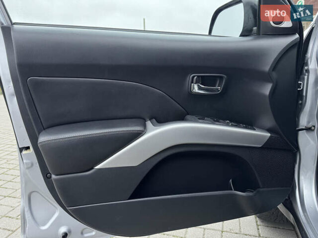 Серый Мицубиси Аутлендер ХЛ, объемом двигателя 3 л и пробегом 195 тыс. км за 10300 $, фото 9 на Automoto.ua