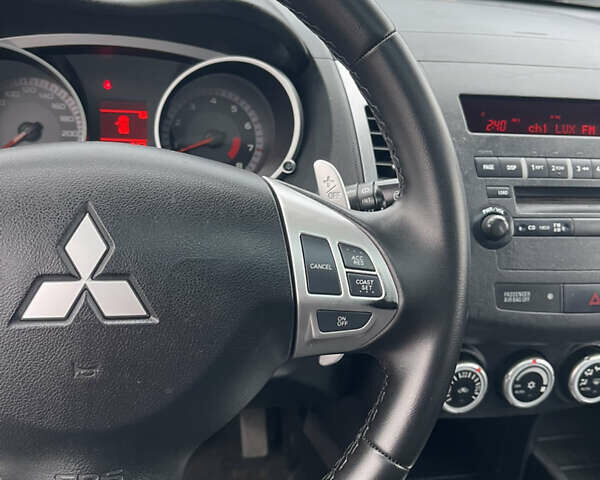 Серый Мицубиси Аутлендер ХЛ, объемом двигателя 2.36 л и пробегом 184 тыс. км за 8500 $, фото 12 на Automoto.ua