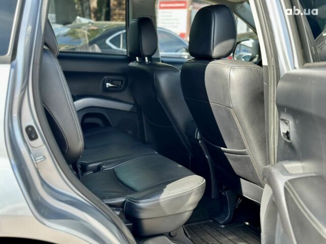 Серый Мицубиси Аутлендер ХЛ, объемом двигателя 3 л и пробегом 201 тыс. км за 8300 $, фото 18 на Automoto.ua