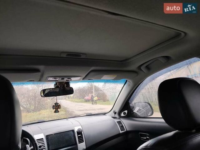 Серый Мицубиси Аутлендер ХЛ, объемом двигателя 2.98 л и пробегом 290 тыс. км за 7000 $, фото 1 на Automoto.ua