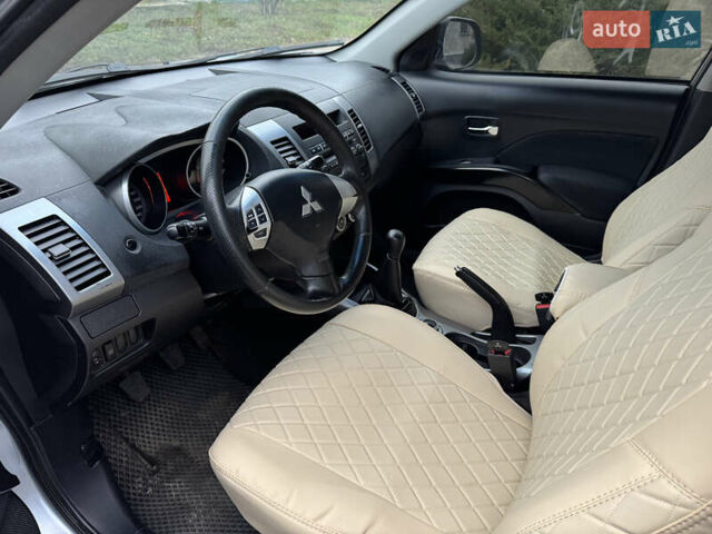 Серый Мицубиси Аутлендер ХЛ, объемом двигателя 2.4 л и пробегом 241 тыс. км за 7350 $, фото 6 на Automoto.ua