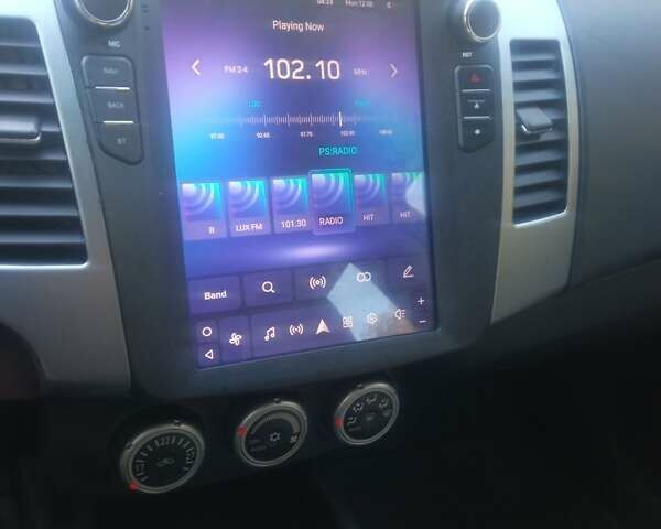 Серый Мицубиси Аутлендер ХЛ, объемом двигателя 2.36 л и пробегом 248 тыс. км за 7100 $, фото 3 на Automoto.ua