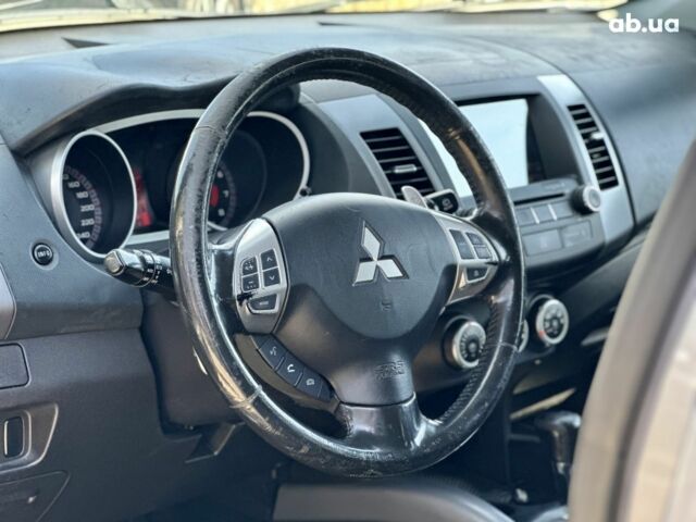Серый Мицубиси Аутлендер ХЛ, объемом двигателя 3 л и пробегом 201 тыс. км за 8300 $, фото 10 на Automoto.ua