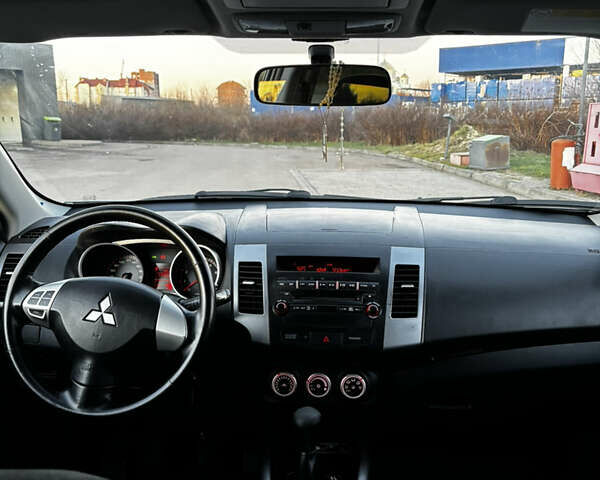 Серый Мицубиси Аутлендер ХЛ, объемом двигателя 2.36 л и пробегом 177 тыс. км за 8750 $, фото 50 на Automoto.ua