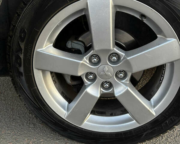 Серый Мицубиси Аутлендер ХЛ, объемом двигателя 2.36 л и пробегом 177 тыс. км за 8750 $, фото 3 на Automoto.ua